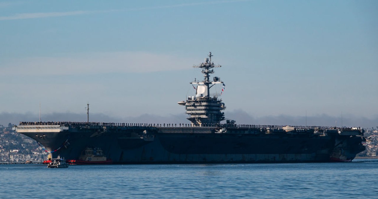 Amerykański lotniskowiec płynie w stronę Iranu. "Wszystkie opcje na stole"