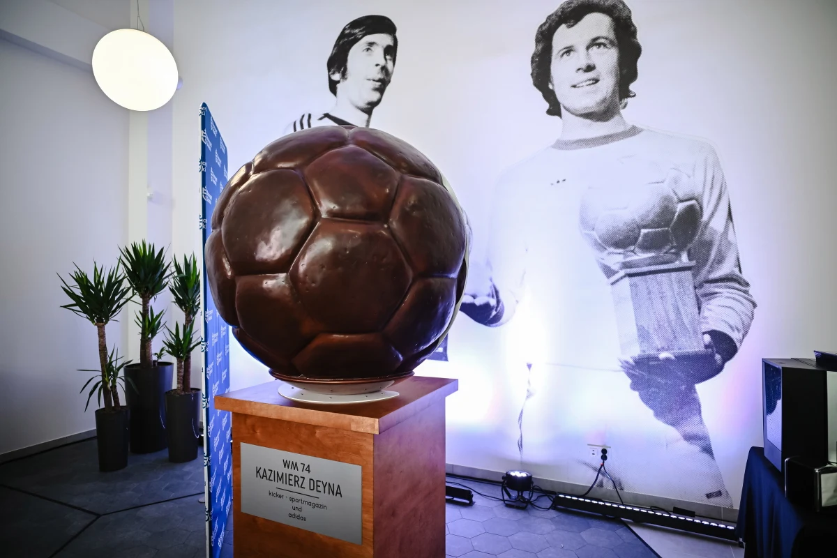 Od dziś w Starogardzie Gdańskim można zwiedzać Centrum Sportowo-Edukacyjne im. Kazimierza Deyny. Inwestycja kosztowała ponad 35 mln zł. To pierwsze miejsce w kraju całkowicie poświęcone jednej gwieździe polskiego i światowego futbolu.