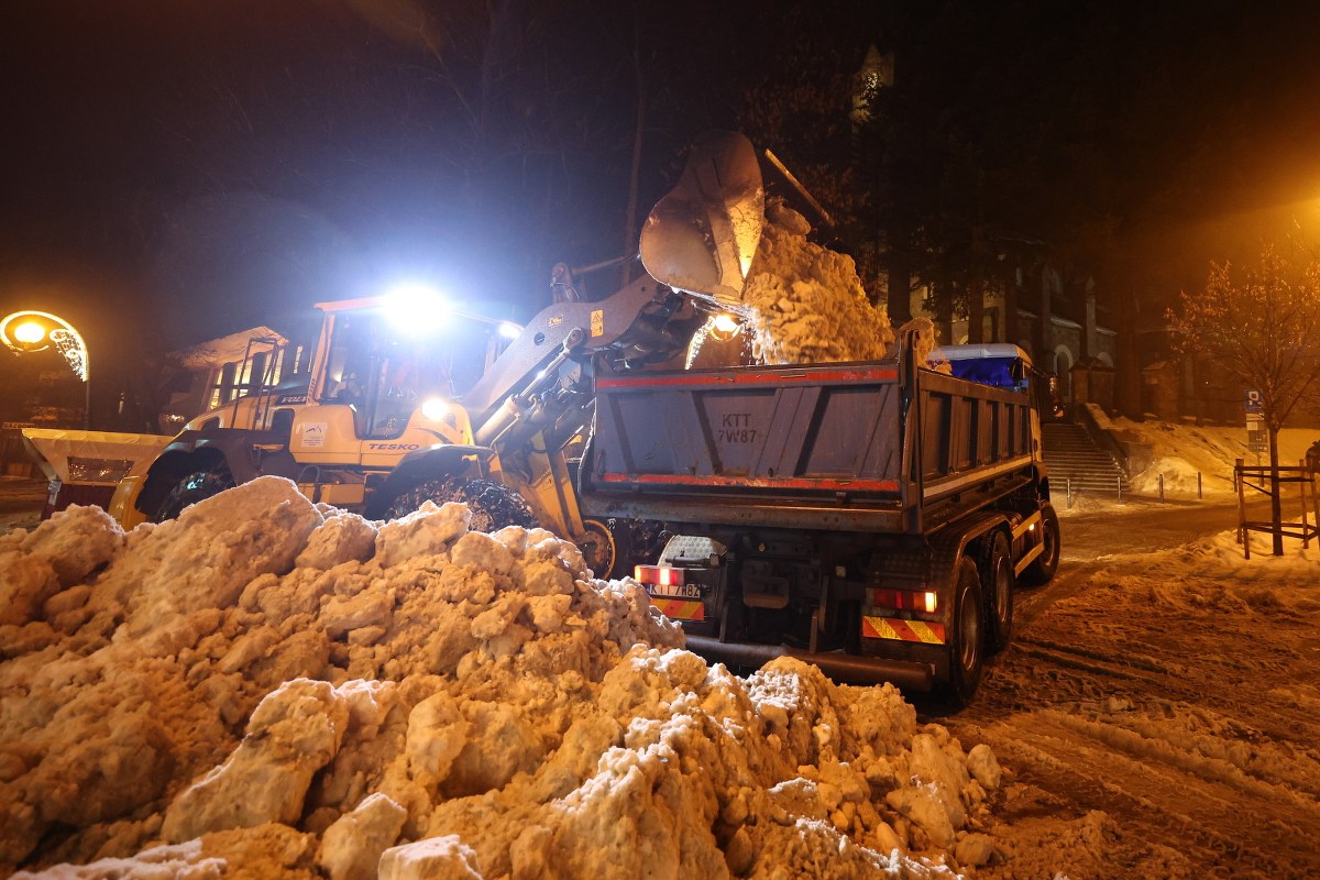Nocna akcja w Zakopanem. Ciężarówki wywożą śnieg