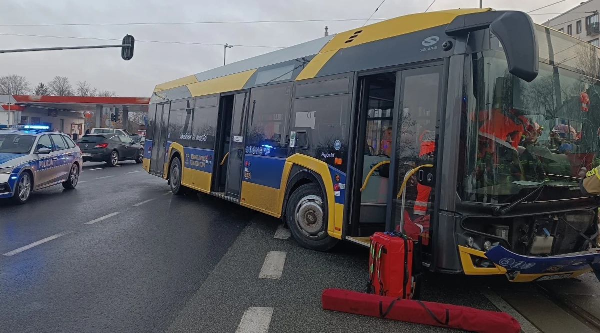 Tramwaj zderzył się z autobusem na ul. Łaskiej w Pabianicach (woj. łódzkie). Policja informuje, że jedna osoba jest ranna. 