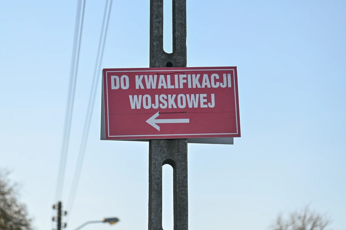 Dziś ruszyła kwalifikacja wojskowa 2026. Wezwania do wojska mogą się spodziewać nie tylko młodzi mężczyźni, ale także kobiety z odpowiednimi kwalifikacjami oraz osoby mające 50-60 lat. Za niestawienie się na komisji grożą wysokie grzywny.