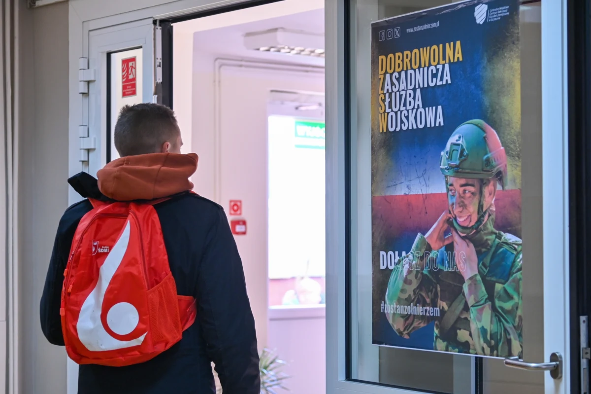 Kwalifikacją wojskową jest w 2026 roku objętych 235 tysięcy osób. Obwieszczenia dotyczące tego procesu publikują już wojewodowie. Nie tylko mężczyźni z rocznika 2007 powinni być gotowi do stawienia się przed komisjami lekarskimi. Za niestawienie się na kwalifikacji grożą poważne konsekwencje łącznie z policyjnym doprowadzeniem przed komisję. Sankcji można jednak uniknąć.