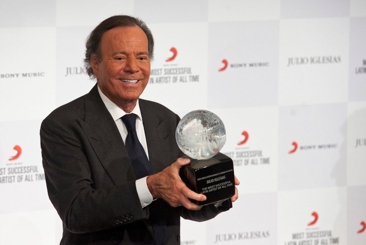 Julio Iglesias "z głębokim smutkiem" odpiera zarzuty