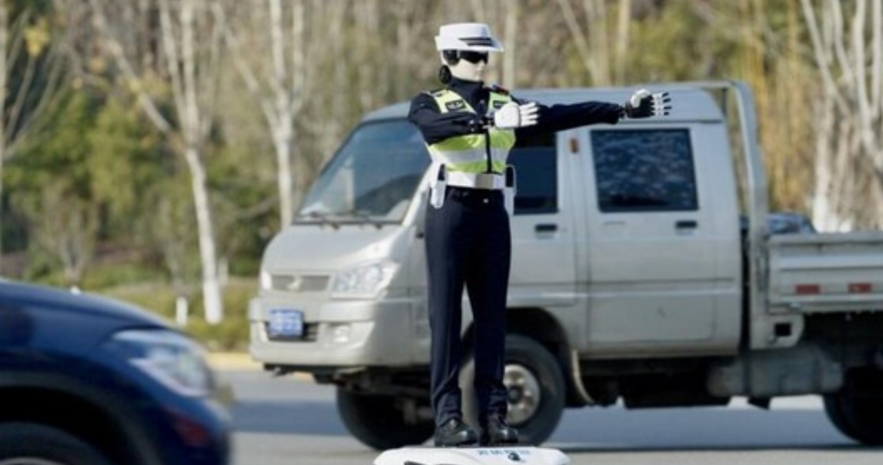Robot zamiast policjanta. Wystawia mandaty i kieruje ruchem