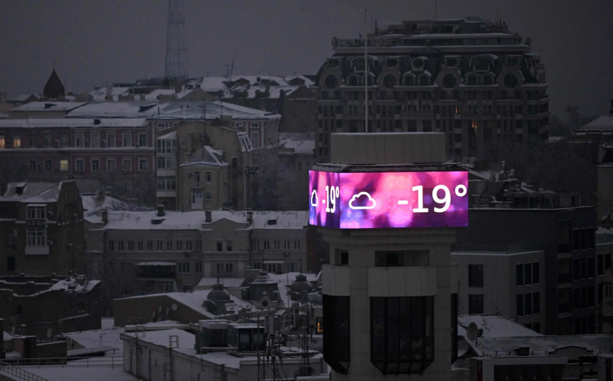 "Ukraina ma zapasy paliwa na około 20 dni" - powiedział w piątek minister energetyki Ukrainy Denys Szmyhal, cytowany przez "Kyiv Post". "Nie ma ani jednej elektrowni, która nie zostałaby zaatakowana przez Rosjan" - dodał. W komunikacie napisał, że Państwowa Komisja ds. Bezpieczeństwa Technogenicznego i Ekologicznego i Sytuacji Nadzwyczajnych odnowiła stan wyjątkowy w energetyce. Zaapelował do firm o wyłączenie reklam zewnętrznych, świateł, ekranów. "Jeśli masz dodatkową energię, daj ją ludziom zamiast jasnej reklamy" - zwrócił się do przedsiębiorców.