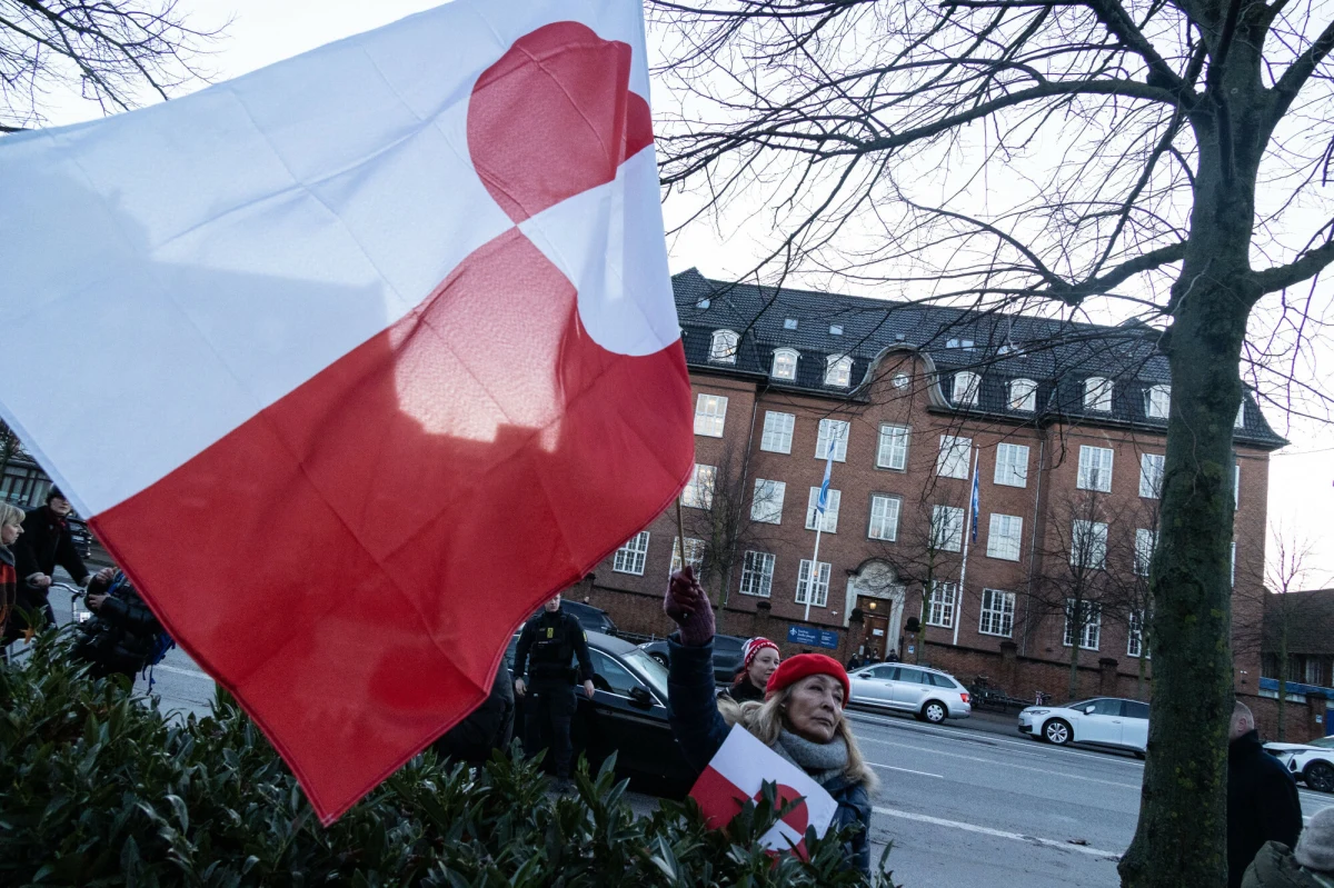 Duńscy producenci flag przeżywają prawdziwe oblężenie. Zamówienia na grenlandzkie flagi biją wszelkie rekordy, a ich popularność wystrzeliła w górę po międzynarodowym zamieszaniu wokół przyszłości wyspy. 
