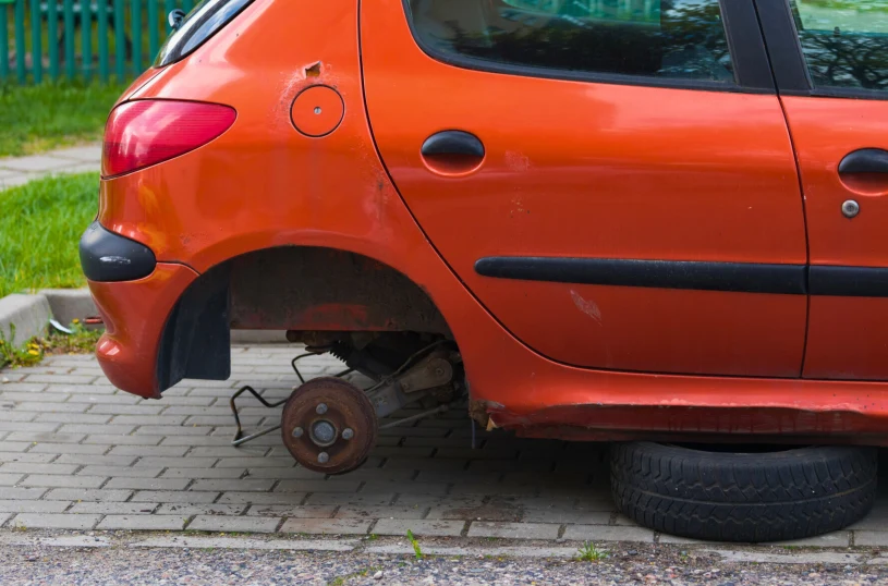 Złodzieje opanowali osiedle we Wrocławiu. Samochody bez kół to już norma