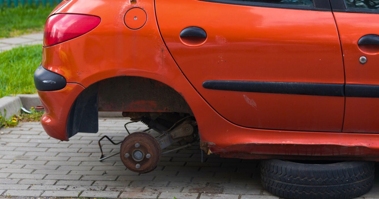 Złodzieje opanowali osiedle we Wrocławiu. Samochody bez kół to już norma