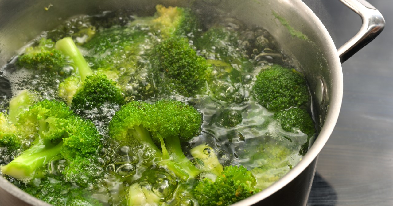 Jak gotować brokuły, aby nie straciły koloru? Ten patent jest banalny