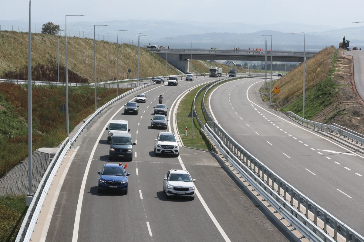 Na nowej "zakopiance" (DK47) na wysokości miejscowości Rdzawka (Małopolskie) pojawiły się trzy poprzeczne pęknięcia nawierzchni. W tych miejscach wprowadzono ograniczenie prędkości do 70 km/godz. - poinformowała GDDKiA. Odcinek jest objęty gwarancją wykonawcy.