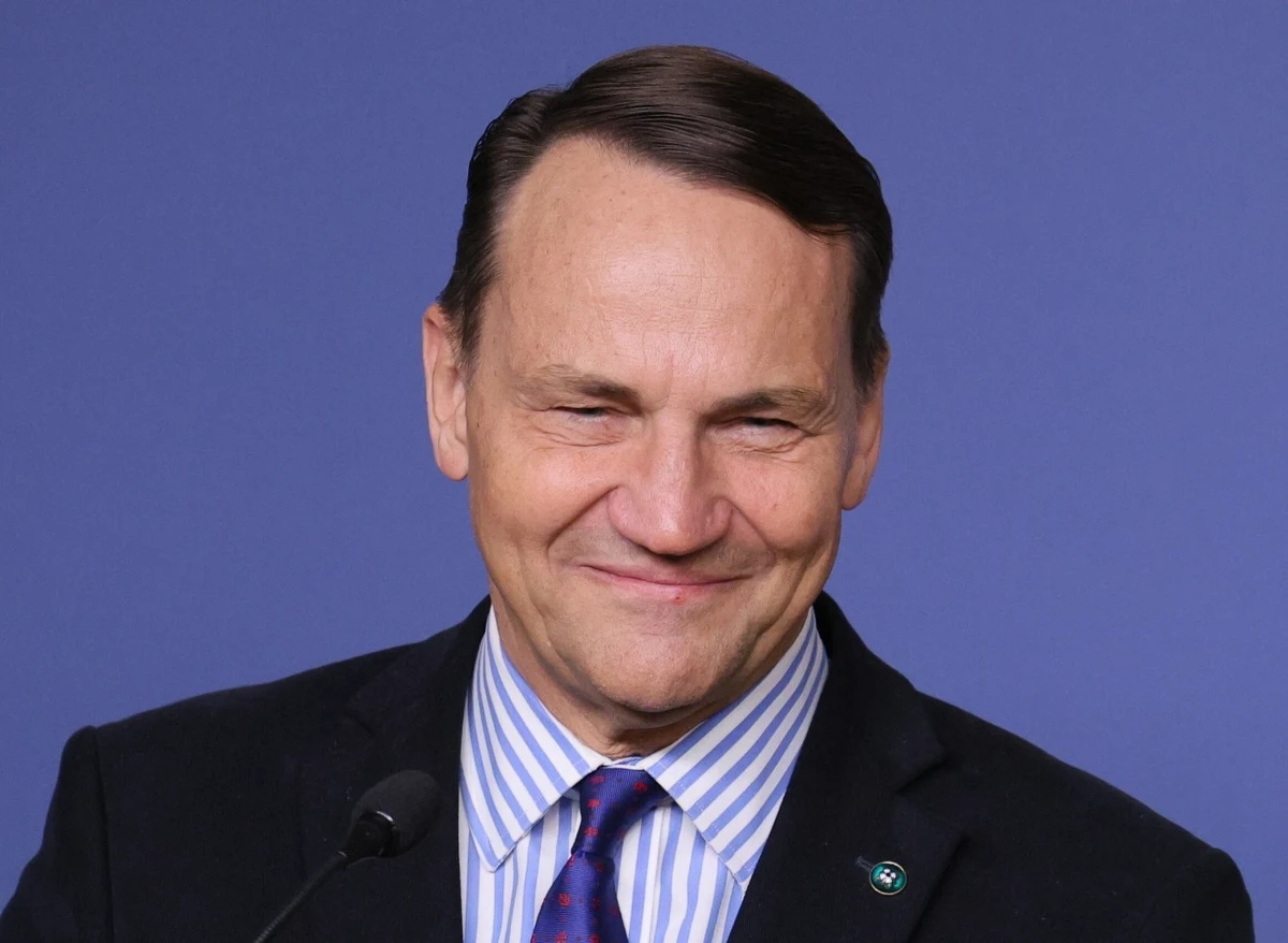 ​Na nieco ponad tydzień przed spotkaniem prezydenta Karola Nawrockiego z szefem MSZ Radosławem Sikorskim relacje między prezydentem a rządem nieco się poprawiły. Świadczy o tym komentarz ministra spraw zagranicznych na temat wypowiedzi głowy państwa. "Pozytywnie odnotowałem zmianę tonu w wypowiedzi prezydenta. To był ton troski o przyszłość Unii Europejskiej" - stwierdził w piątek szef dyplomacji. 