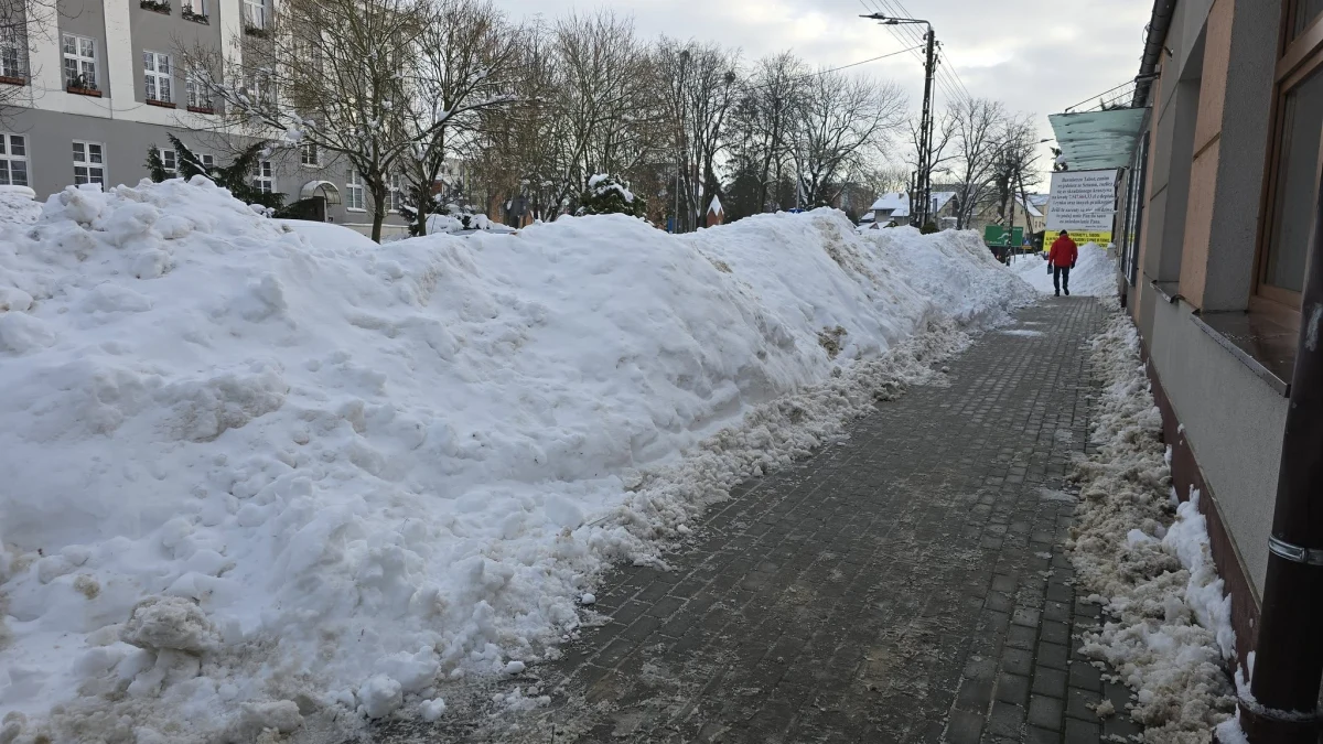 Mimo że od intensywnych opadów minęło już kilka dni, Sztum nadal walczy z ogromnymi zaspami. Trwają prace przy wywożeniu śniegu, a mieszkańcy przyznają: „Ze dwadzieścia lat tyle śniegu nie było u nas”. W nocy Generalna Dyrekcja Dróg Krajowych i Autostrad będzie wywozić część śniegu, który zalega wzdłuż DK 55, to główna droga biegnąca przez miasto.
