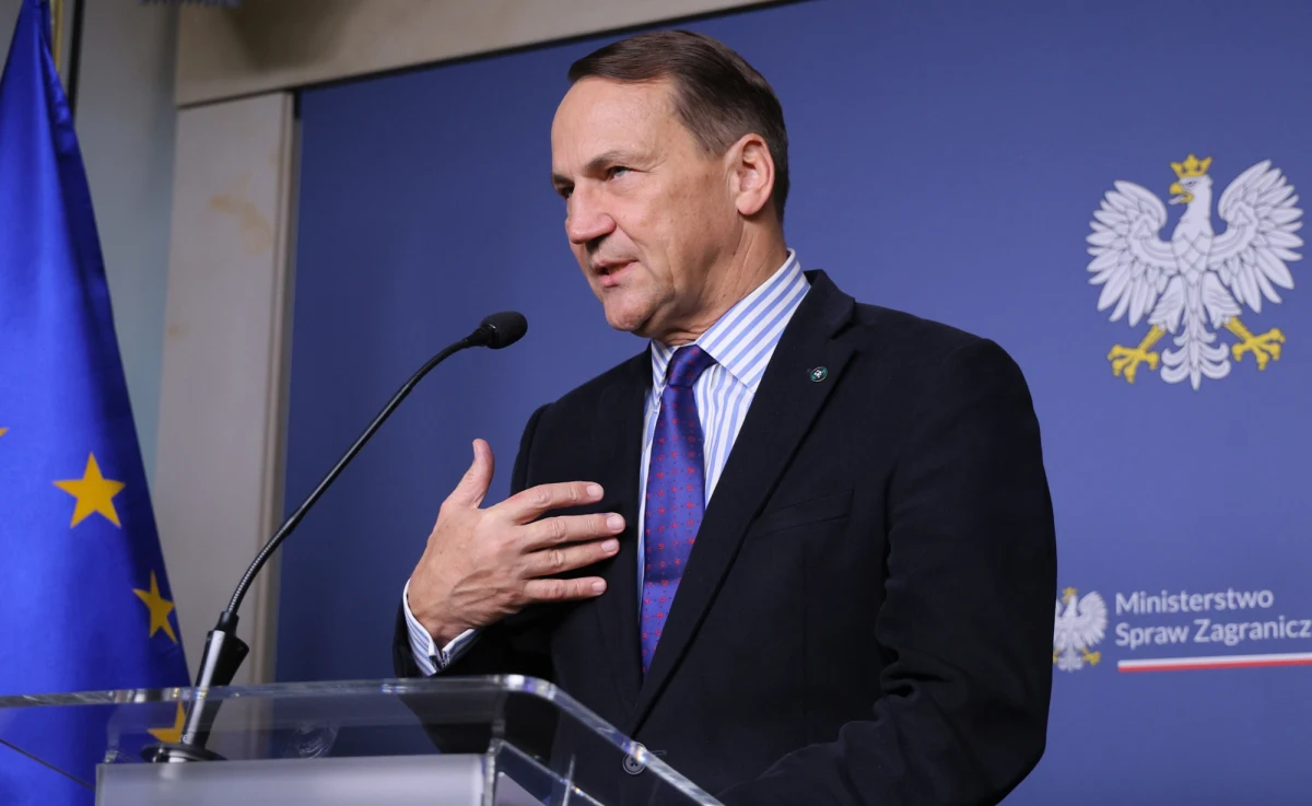 Zacieśnienie współpracy w zakresie bezpieczeństwa, obronności oraz partnerstwa przemysłowego - o te trzy rzeczy będzie zabiegał w trakcie swojej oficjalnej wizyty w Indiach minister spraw zagranicznych Radosław Sikorski. Polityk zamierza również naświetlić sprawę wojny w Ukrainie z polskiego punktu widzenia.