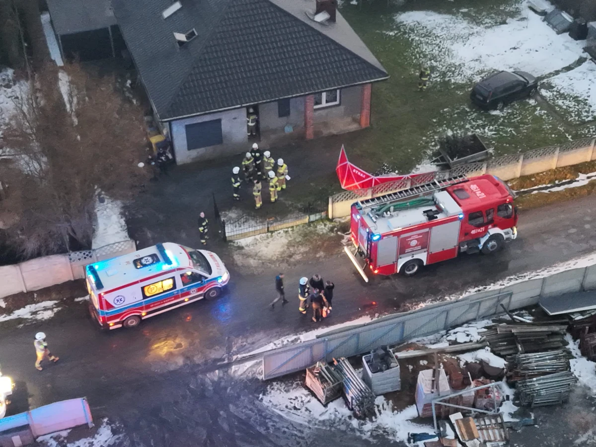 38-letnia matka trójki dzieci zmarła w sobotnią noc w wielkopolskim szpitalu w Kępnie, wskutek zatrucia się gazami pożarowymi. Przyczyna bezoogniowego pożaru domu w Myjomicach, w którym w piątek zginął 11-letni niepełnosprawny syn kobiety, nie jest znana. W budynku nie było zamontowanych czujek dymu.