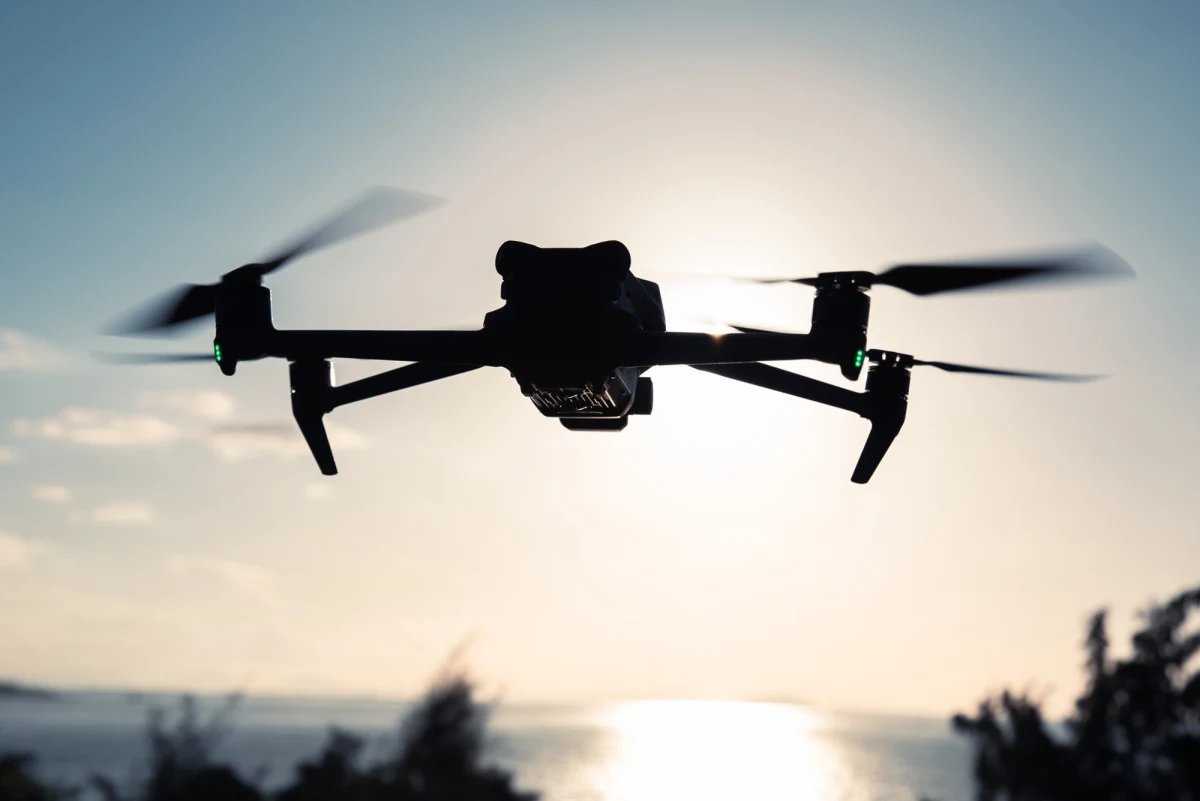 "Chiński dron zwiadowczy naruszył w sobotę rano przestrzeń powietrzną kontrolowanej przez Tajwan wyspy Dongsha (wymiennie - Pratas)" - poinformowało ministerstwo obrony narodowej w Tajpej. Resort określił zdarzenie jako "wysoce prowokacyjne", oskarżając Pekin o celową destabilizację pokoju w regionie.