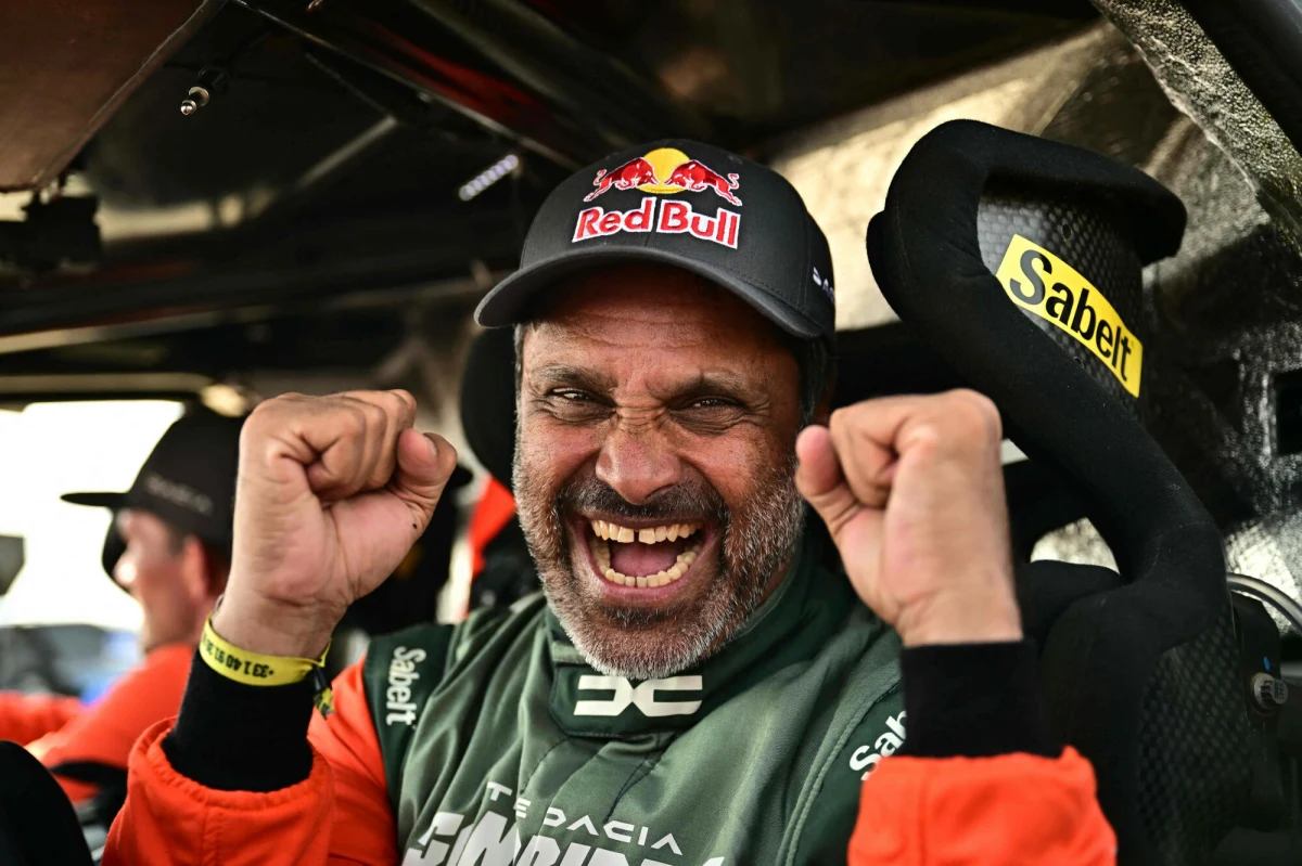 Jadący Dacią Nasser Al-Attiyah wygrał 48. edycję Rajdu Dakar w kategorii samochodów. Ostatni, krótki odcinek z metą w Janbu już niczego nie zmienił i Katarczyk zachował bezpieczną przewagę nad Hiszpanem Nanim Romą (Ford). Najlepiej z Polaków pojechał Marek Goczał (Toyota), który na 13. etapie był 13.