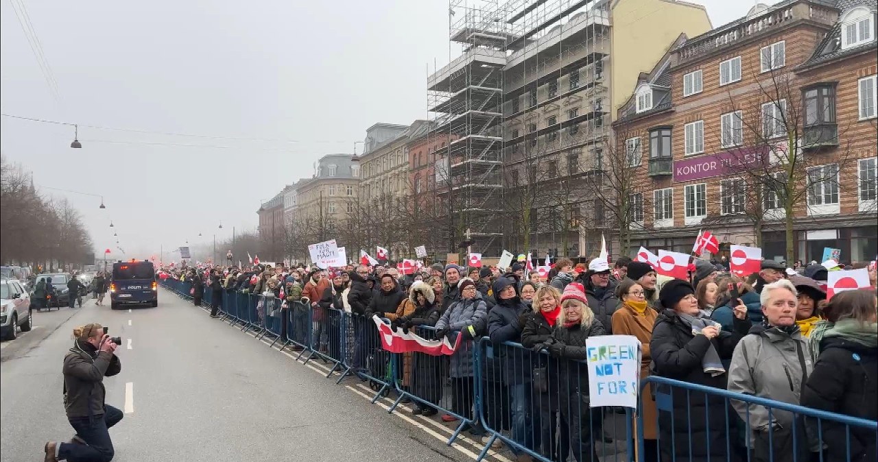 "Ręce precz od Grenlandii". Tysiące protestujących na ulicach Kopenhagi