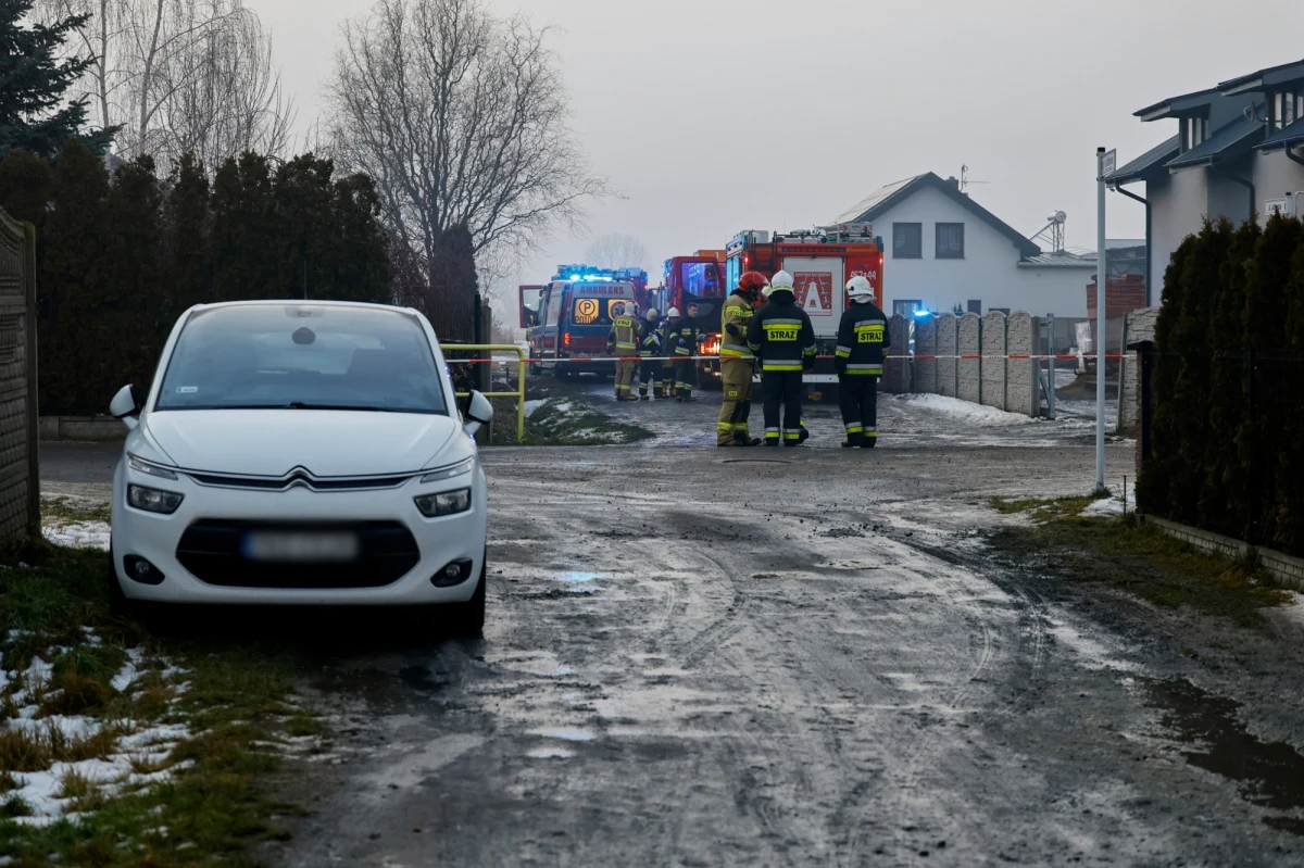 W piątkowe popołudnie w Myjomicach koło Kępna doszło do tragicznego pożaru domu jednorodzinnego, w którym życie straciła 38-letnia kobieta oraz jej 11-letni syn. Prokuratura Rejonowa w Kępnie wszczęła śledztwo mające na celu wyjaśnienie przyczyn i okoliczności tego dramatycznego zdarzenia.