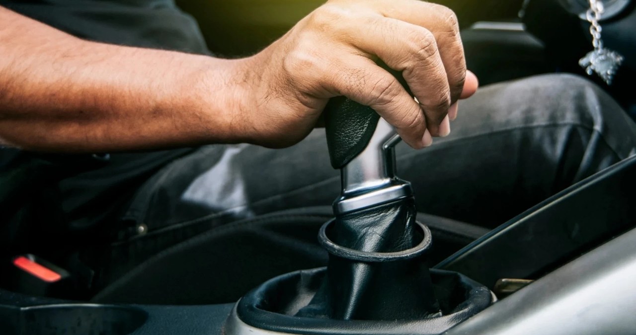 Mandat za hamowanie silnikiem. System już działa, kierowcy wpadają w pułapkę