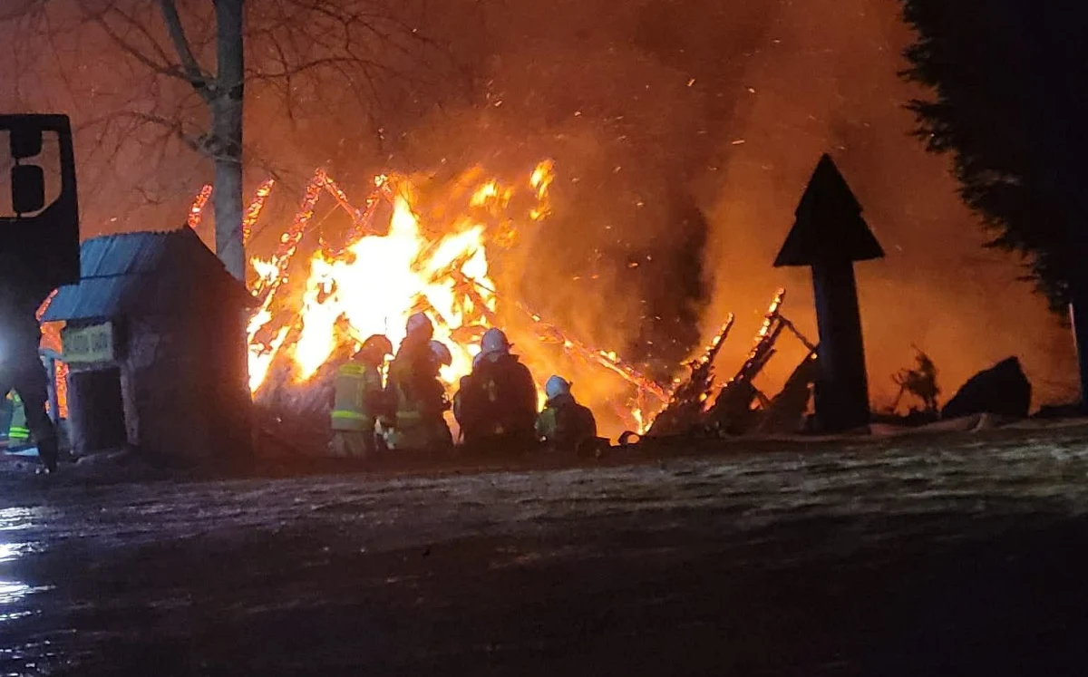 100 osób zostało ewakuowanych z powodu pożaru w Targanicach koło Wadowic (Małopolska). Ogień wybuchł w budynku karczmy w trakcie trwającego wesela. Mamy informacje o rannych. Ucierpiały trzy osoby, w tym strażak. Informację o zdarzeniu otrzymaliśmy na Gorącą Linię RMF FM.
