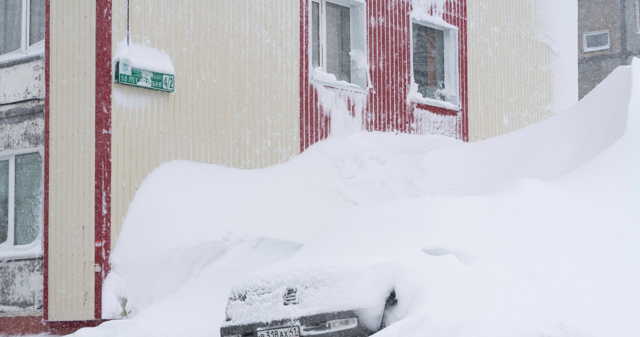 Zaspy do drugiego piętra. Ludzie odkopują samochody. Wielki kataklizm