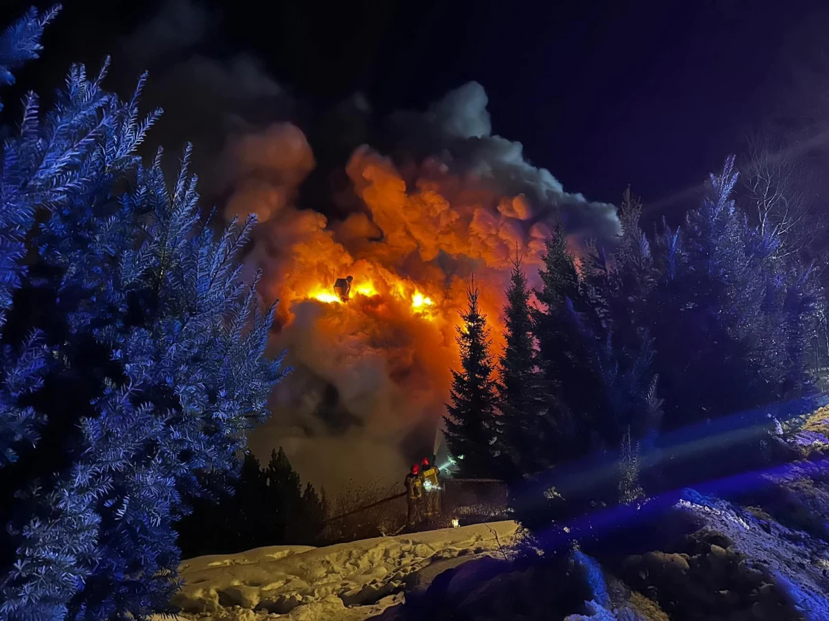 W sobotni wieczór w Targanicach w Małopolsce doszło do poważnego pożaru w kompleksie hotelowym. Ogień pojawił się w restauracji, w której odbywało się wesele. W wyniku zdarzenia osiem osób zostało poszkodowanych, a drewniany budynek doszczętnie spłonął.