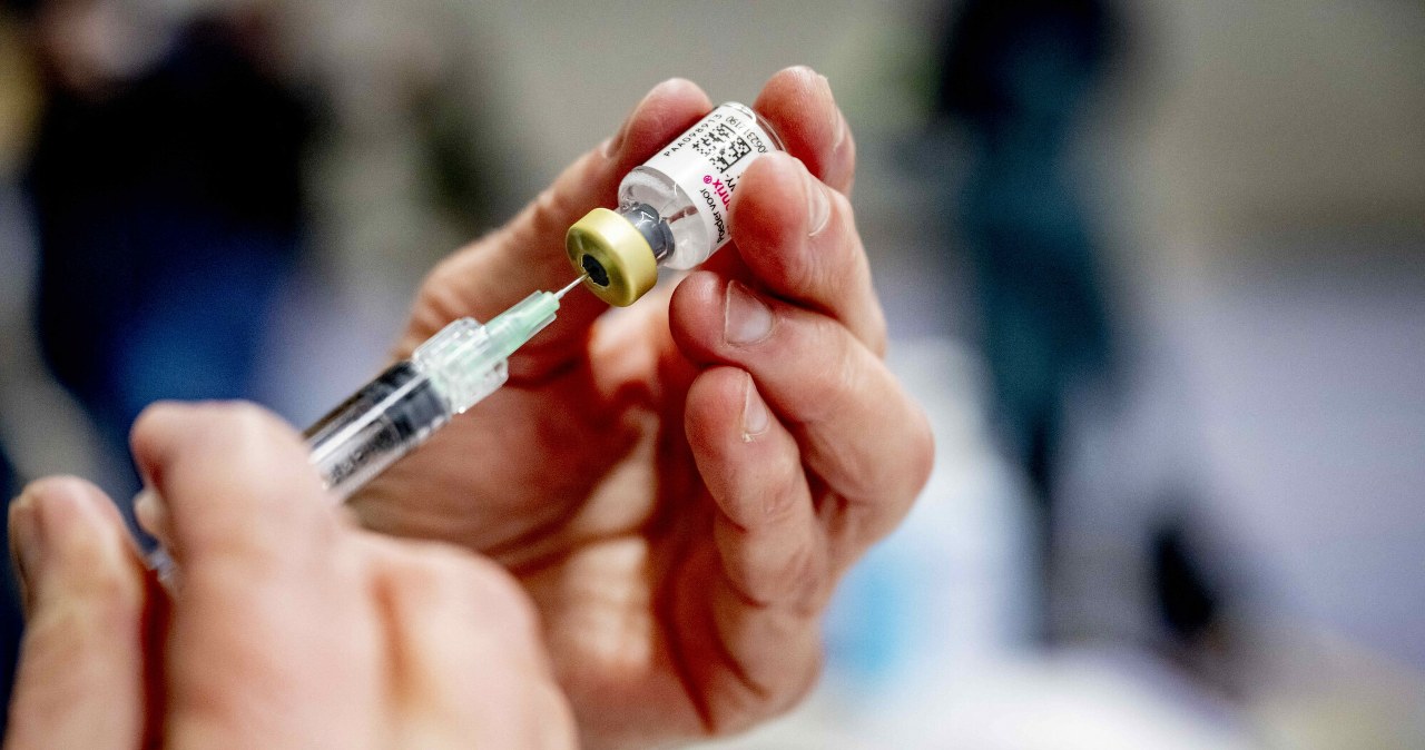 Gorączka, kaszel i białe plamy. „Straciliśmy zdolność zatrzymania wirusa”