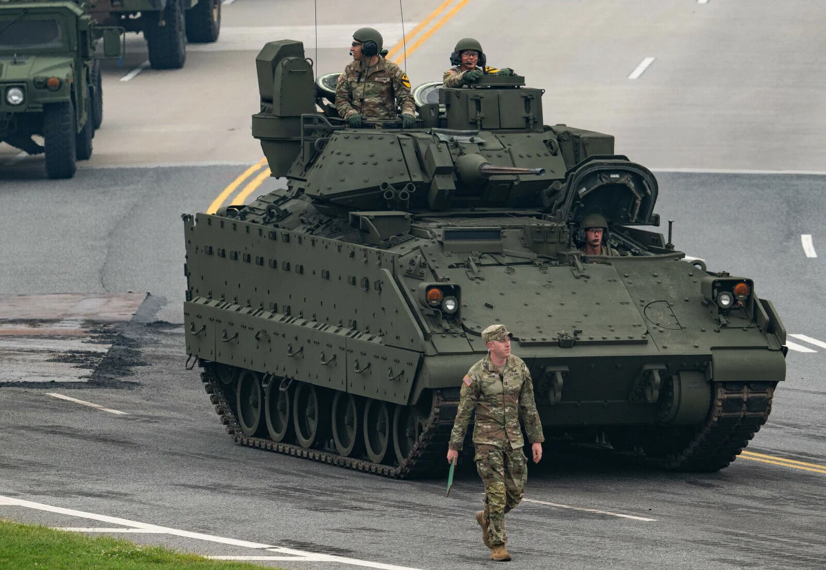 Czołgi M1 Abrams i wozy bojowe piechoty M2A3 Bradley rozmieściła w regionie armia Stanów Zjednoczonych. Na Bliskim Wschodzie jest już także co najmniej jeden lotniskowiec z towarzyszącą mu grupą uderzeniową i kilkadziesiąt samolotów transportowych oraz bombowców i myśliwców. Takie nagromadzenie sił może oznaczać przygotowania do potencjalnego ataku na Iran. Prezydent USA temu zaprzeczył, ale jednocześnie powiedział, że możliwe są wszystkie scenariusze.