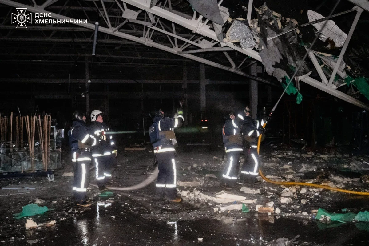 Dwie osoby zginęły w wyniku rosyjskich ataków dronowych Ukrainę - poinformował w niedzielę prezydent Wołodymyr Zełenski. Kilkadziesiąt osób zostało rannych. Rosyjska armia za cel wzięła między innymi obwody charkowski, sumski i odeski. Według Zełenskiego sytuacja w systemie energetycznym jest trudna, ale trwają pilne prace naprawcze. 