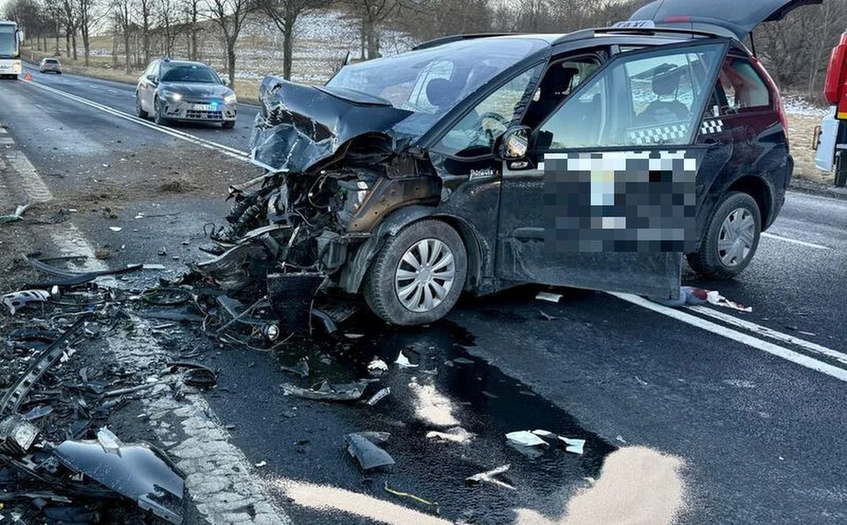 Do poważnego wypadku doszło w niedzielny poranek w Radomierzu na drodze krajowej nr 5, około 100 metrów od skrzyżowania z Janowicami Wielkimi na Dolnym Śląsku. Komenda Miejska Policji w Jeleniej Górze poinformowała, że w wyniku zderzenia dwóch aut rannych jest 8 osób. Poszkodowani trafili już do szpitala. Utrudnienia mogą potrwać ok. 2 godzin. 
