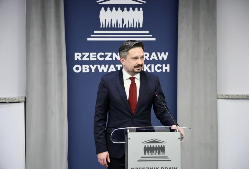 Kobiety i mężczyźni patrzą na swoje pensje. RPO zderza się z ograniczeniami