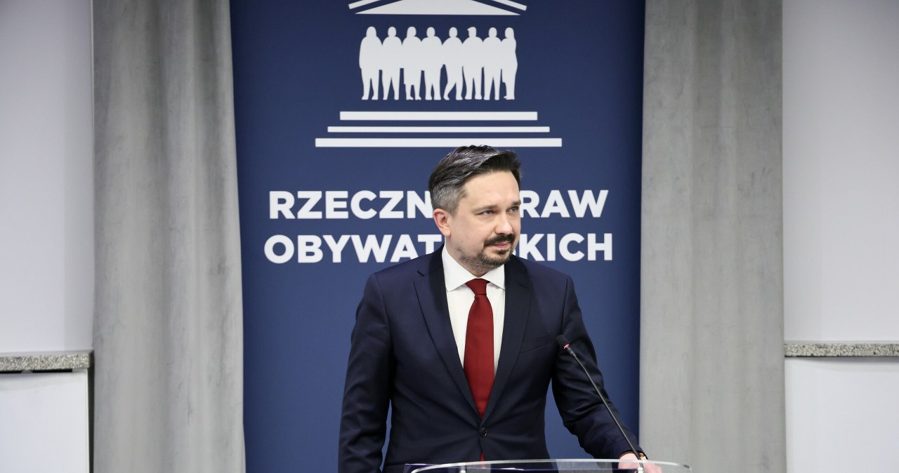 Kobiety i mężczyźni patrzą na swoje pensje. RPO zderza się z ograniczeniami