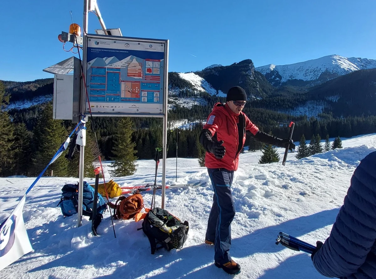 Lawinowe Centrum Treningowe PZU na Kalatówkach ruszyło. Na co dzień będzie samoobsługowe i dostępne od świtu do zmierzchu dla wszystkich odwiedzających z własnym Lawinowym ABC, czyli detektorem, sondą i łopatą. W czasie ferii w każdy weekend od godz. 9:00 do 14:00, będą odbywać się tam dyżury ratownika TOPR, podczas których można uzyskać praktyczne wskazówki, a także wypożyczyć sprzęt niezbędny do ćwiczeń.