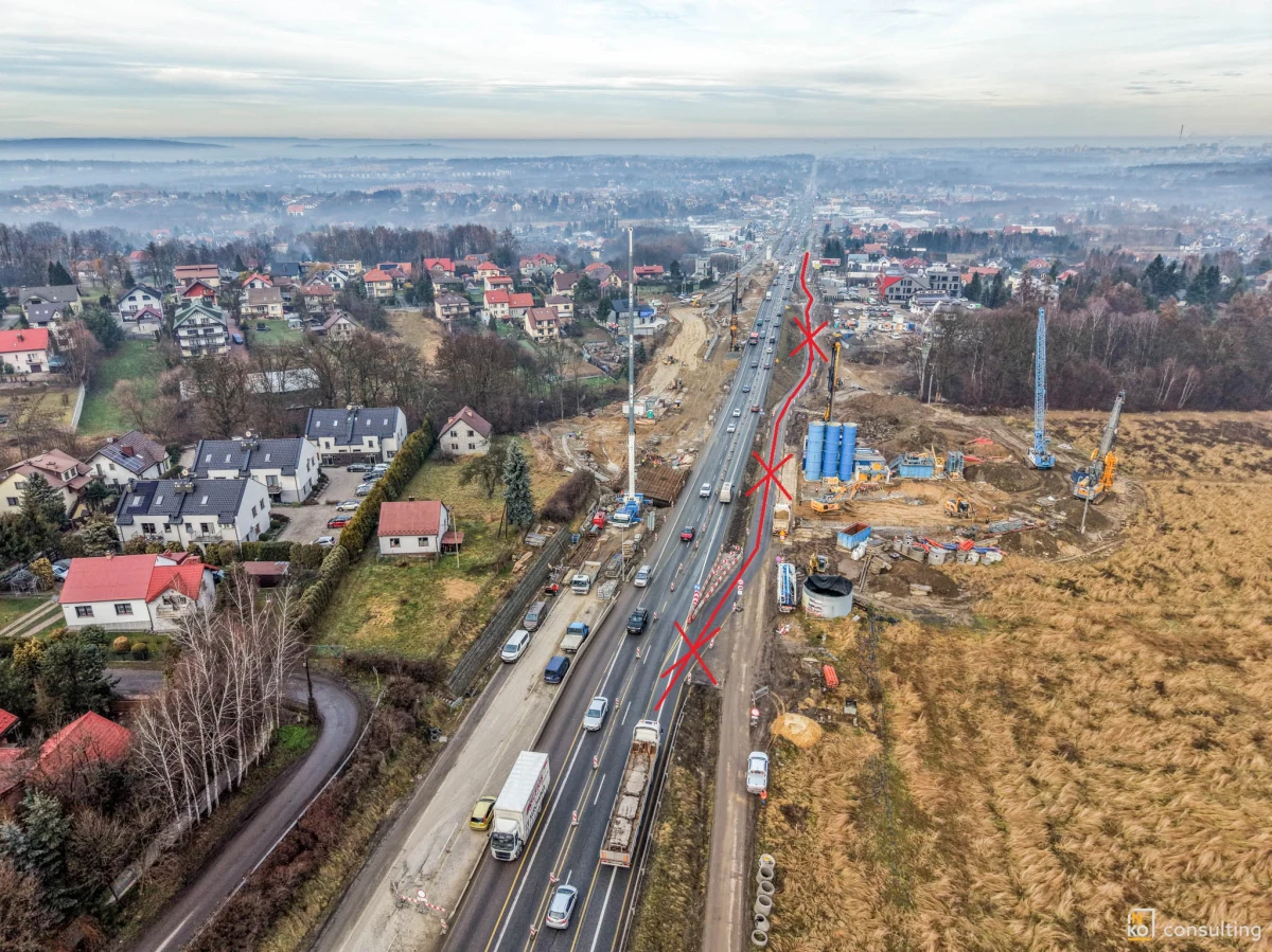 W nocy z niedzieli na poniedziałek kierowcy podróżujący zakopianką w okolicach Libertowa koło Krakowa muszą przygotować się na poważne utrudnienia. Modernizowany odcinek drogi krajowej nr 7 zostanie częściowo zamknięty – prawy pas ruchu w kierunku Krakowa będzie niedostępny. Ruch będzie odbywał się wyłącznie lewym pasem.