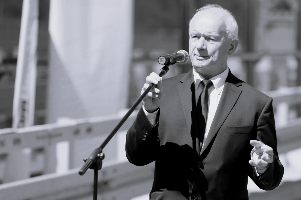 Nie żyje Sławomir Sadowski, były wicewojewoda warmińsko-mazurski, senator dwóch kadencji, nauczyciel i samorządowiec związany z Elblągiem. Zmarł w wieku 77 lat po ciężkiej chorobie. O jego śmierci poinformował poseł Andrzej Śliwka.