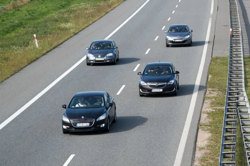 Czy można wyprzedzać prawym pasem na autostradzie? Zasada jest jedna