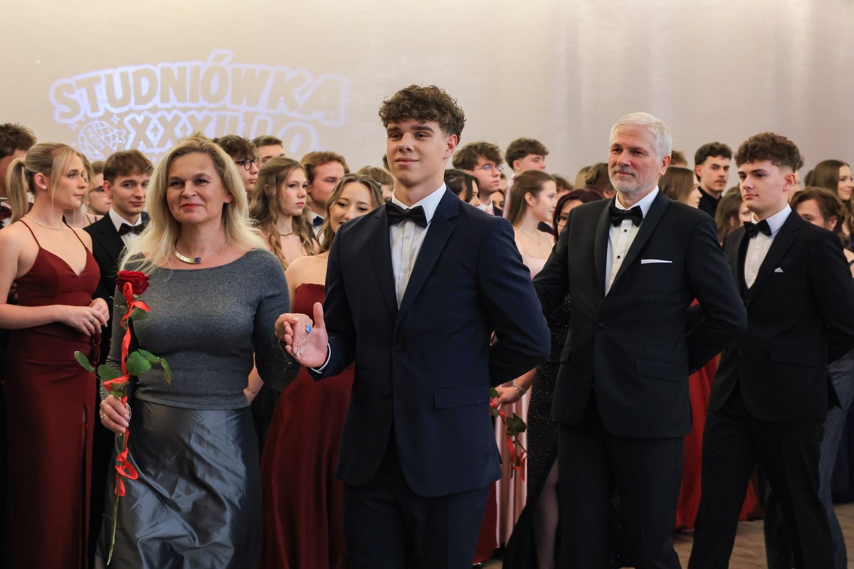 Barbara Nowacka na studniówce. Kto zatańczył poloneza z ministrą? ZDJĘCIA