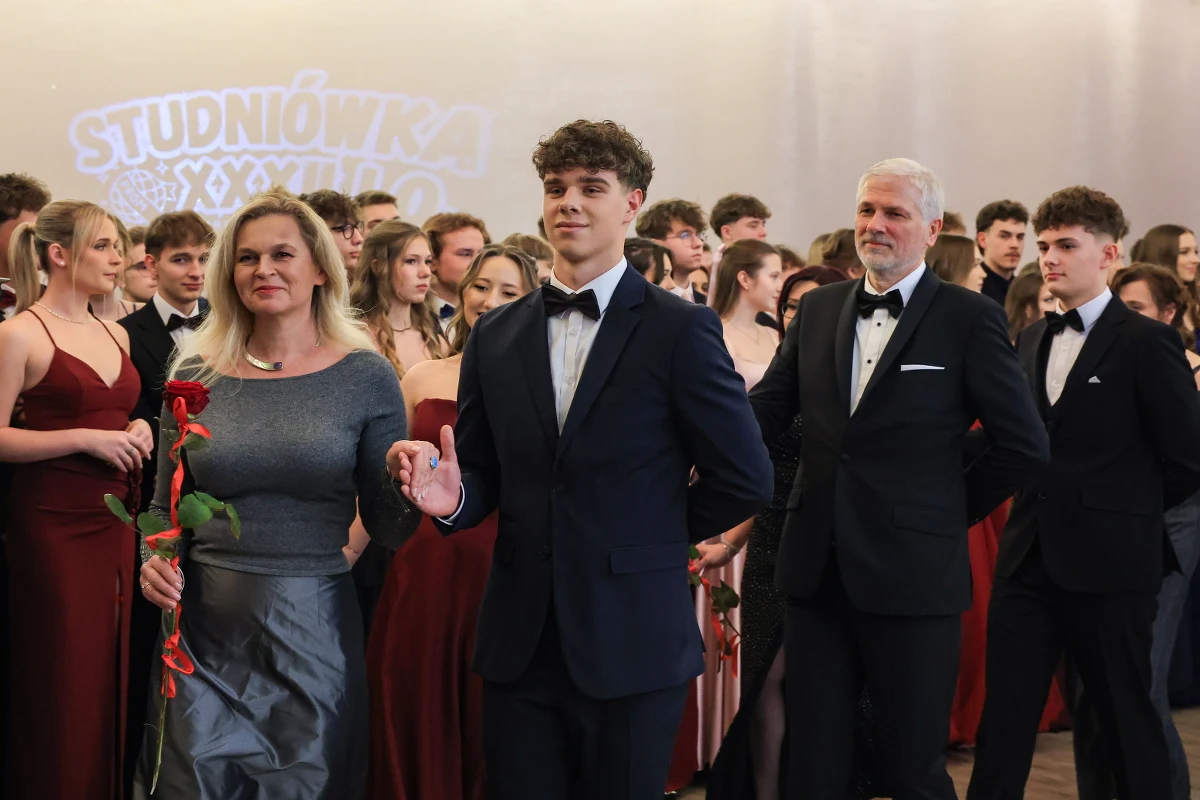 Studniówkowy szał trwa w najlepsze. Na tradycyjnym balu pojawiła się także Barbara Nowacka. Ministra edukacji bawiła się na studniówce z uczniami i nauczycielami XXXII LO w Łodzi. Polonez przysporzył jej nieco stresu - przyznała Nowacka.