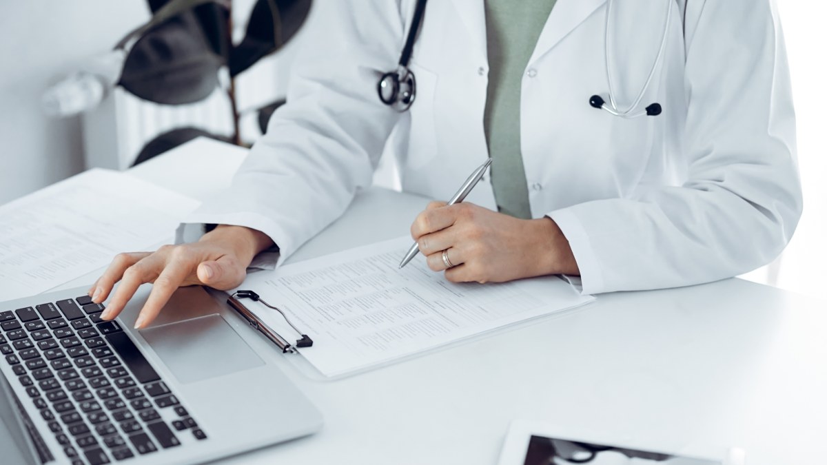 Przejęli tożsamości lekarzy. Wystawiali recepty na psychotropy