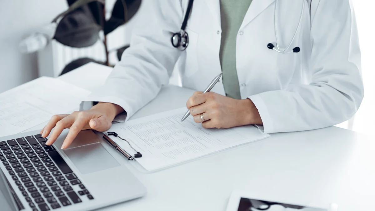 Siedem osób stanie przed sądem za udział w zorganizowanej grupie przestępczej, która przejmowała tożsamości lekarzy i wystawiała na ich dane nielegalne recepty na leki zawierające substancje psychotropowe. Podejrzani przyznali się do winy i szczegółowo opisali mechanizm działania grupy.