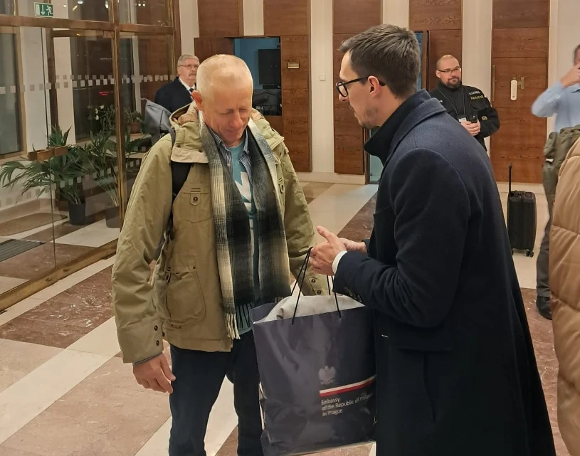 Czterech więźniów Maduro wylądowało w Pradze. Wśród nich Polak