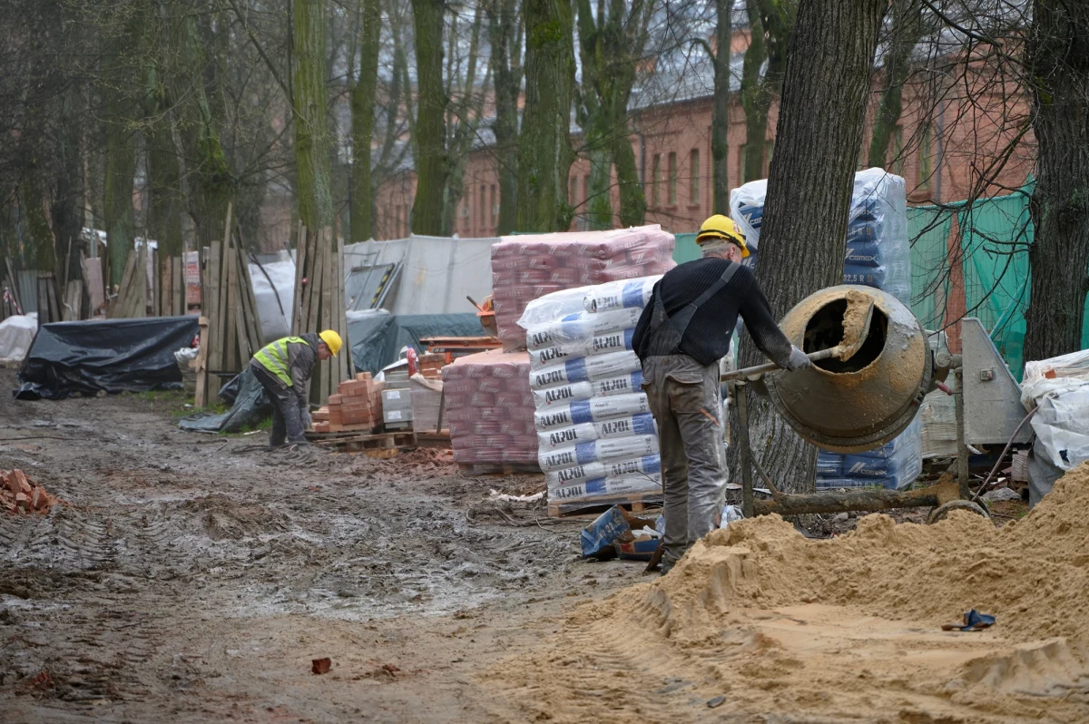 Tragiczny finał prac na budowie żłobka w Ostrołęce. Jeden z robotników nie żyje, a drugi w stanie ciężkim trafił do szpitala po tym, jak prawdopodobnie doszło do zatrucia tlenkiem węgla. Do zdarzenia doszło w sobotę podczas nadzorowania osuszania tynków przy użyciu agregatów prądotwórczych. Prokuratura bada okoliczności tragedii i zabezpieczyła sprzęt używany na miejscu.