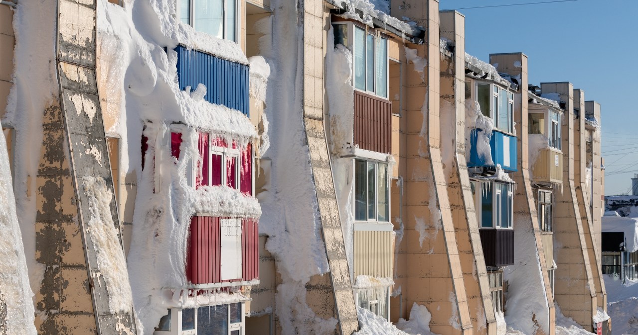 Rosyjskie miasto tonie w śniegu i śmieciach. Sytuacja jest "krytyczna"