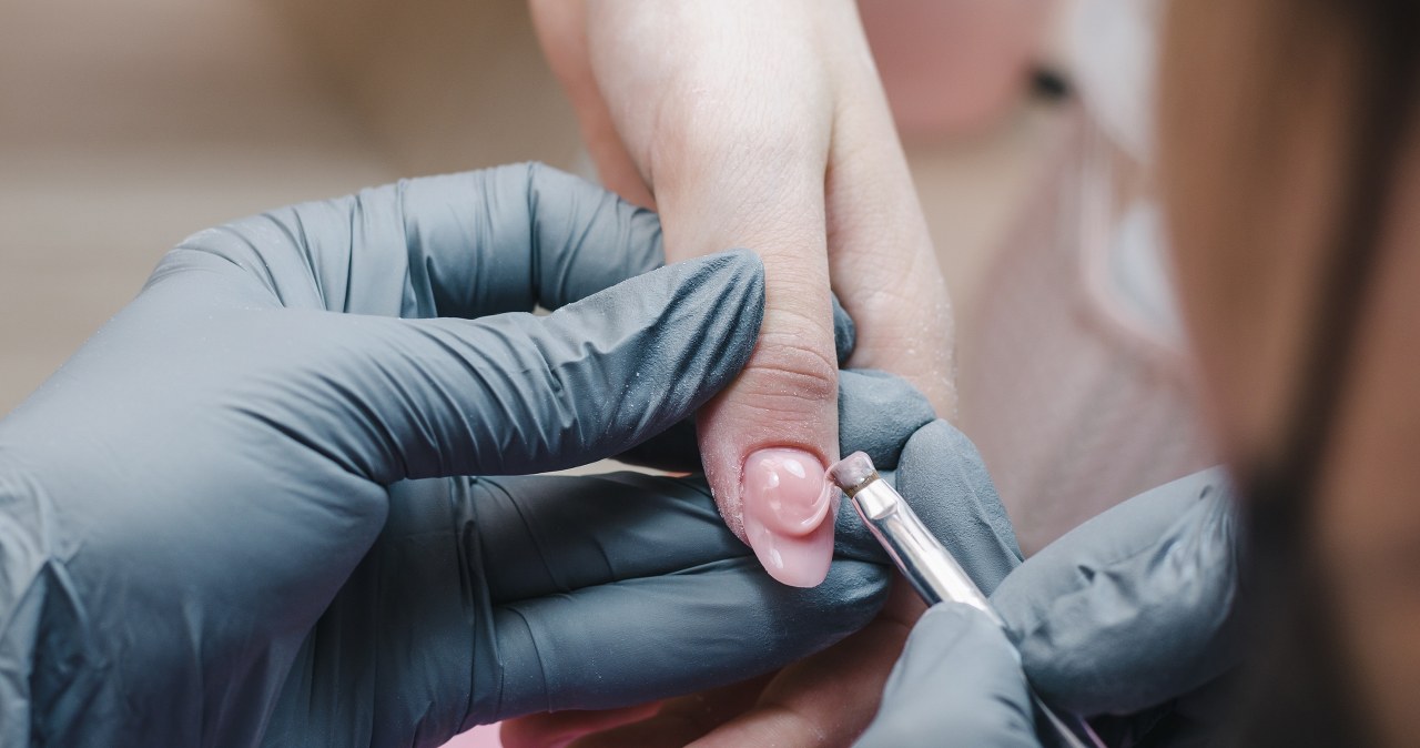 Wygryzły frencha i baby boomer. Takie paznokcie nosi już choćby Dua Lipa