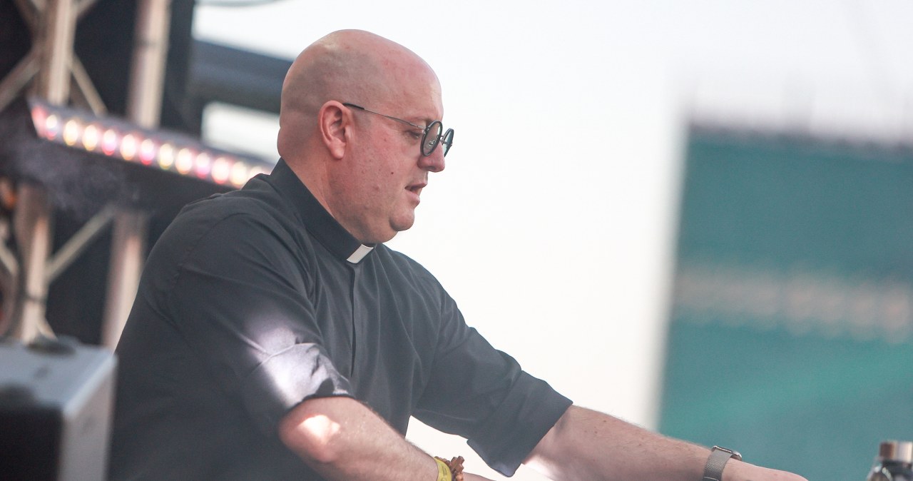 Tańczący ksiądz stał się światowym fenomenem. Przyjedzie do Polski