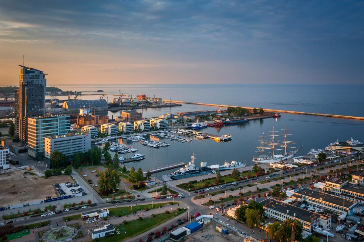 21 stycznia 1959 roku, tuż przed świtem, Gdynia stała się areną jednego z najbardziej zagadkowych incydentów w historii Polski. Tajemniczy obiekt, który runął do wód portowych, do dziś budzi emocje i liczne spekulacje. Czy był to meteoryt, eksperymentalny satelita, czy może... pojazd z innej planety? Oto historia, która zrodziła polską legendę o UFO.