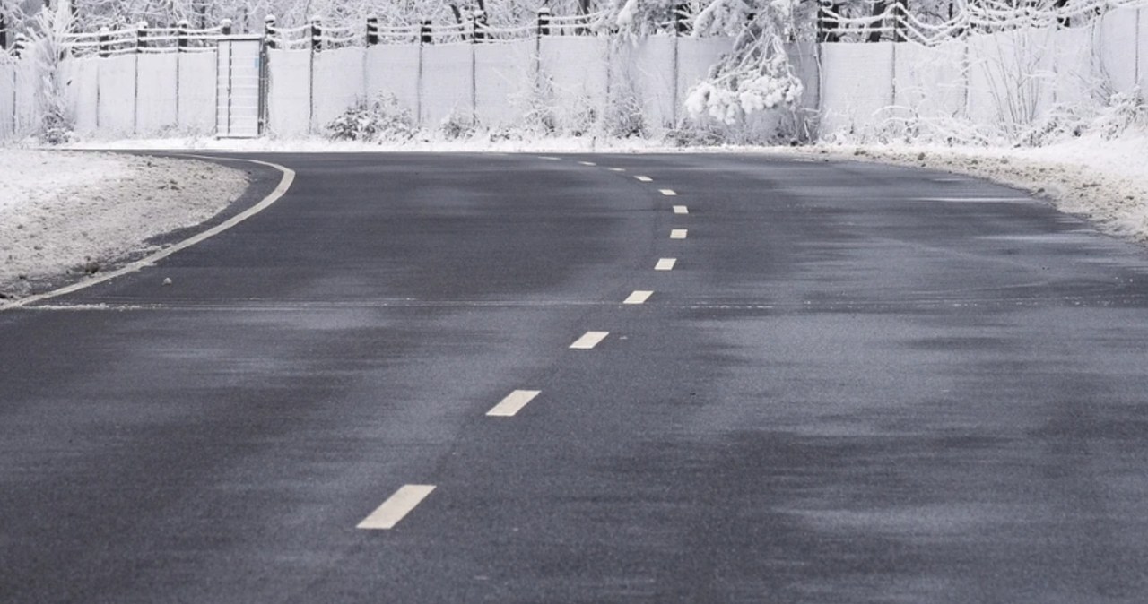 Słyszałeś o czarnym lodzie? To zjawisko powoduje tysiące wypadków zimą