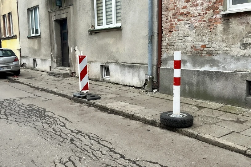 Blokujesz sobie miejsce parkingowe? Policjant się nie zawaha