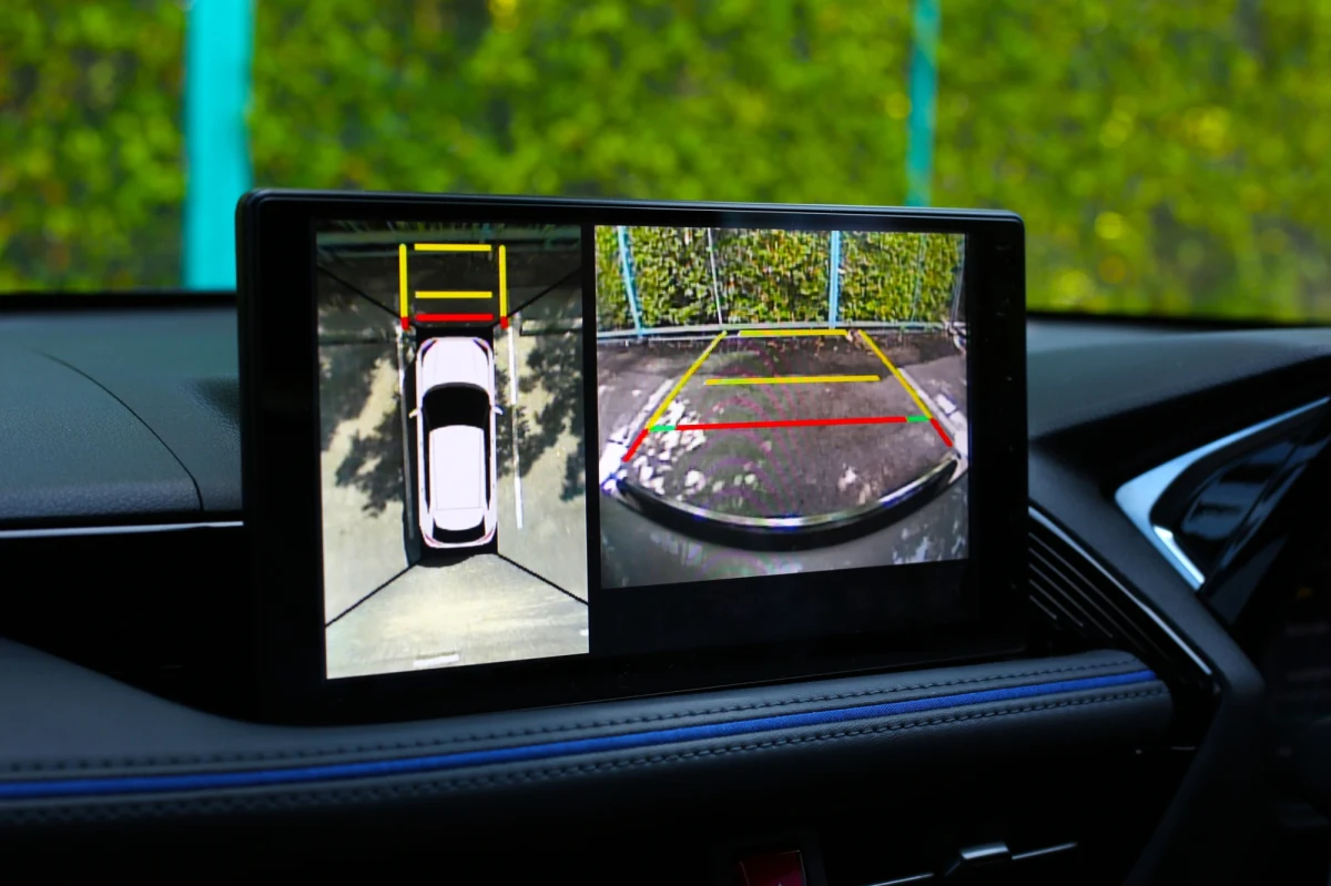 Rosnąca popularność inteligentnych samochodów wywołuje coraz większe obawy o bezpieczeństwo narodowe. Polskie Ministerstwo Obrony Narodowej pracuje nad ograniczeniami dla pojazdów produkcji chińskiej w pobliżu obiektów wojskowych, a eksperci ostrzegają przed ryzykiem cyberataków i szpiegostwa. "To Chińczycy są pionierami we wprowadzaniu ograniczeń dla inteligentnych samochodów" – powiedziała Paulina Uznańska z Ośrodka Studiów Wschodnich.