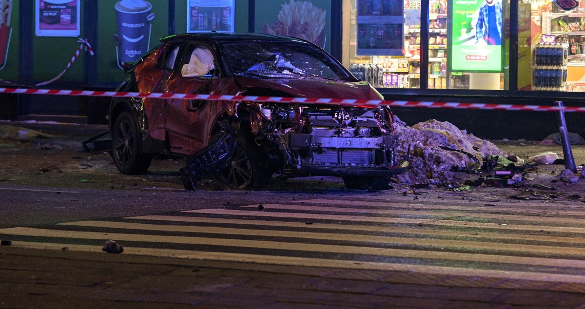 Auto dachowało i uderzyło w pieszych. 4-latek nie żyje